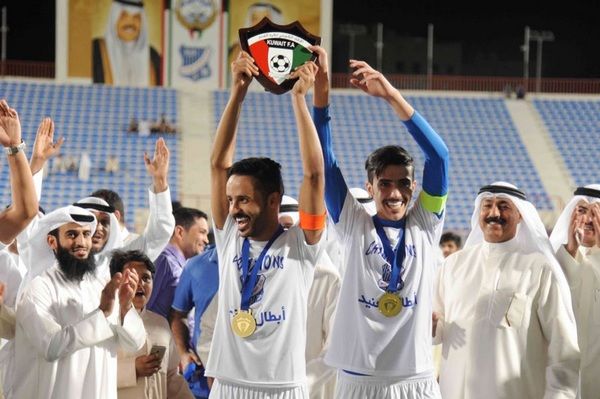 لاعبو التضامن يرفعون درع الدوري