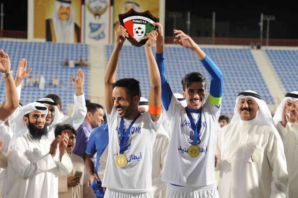 لاعبو التضامن يرفعون درع الدوري