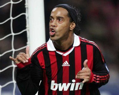 رونالدينيو يحتفل بهدفه أمام ريال مدريد