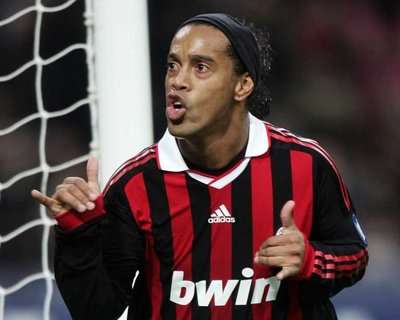 رونالدينيو يحتفل بهدفه أمام ريال مدريد