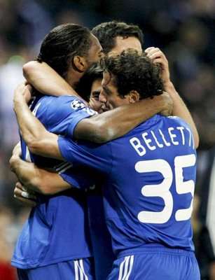 أحتفال لاعبي تشلسي بعد تسجيل دروغبا هدف 