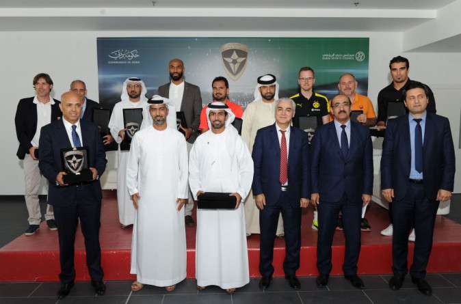 صورة جماعية للمتحدثين مع اللجنة المنظمة