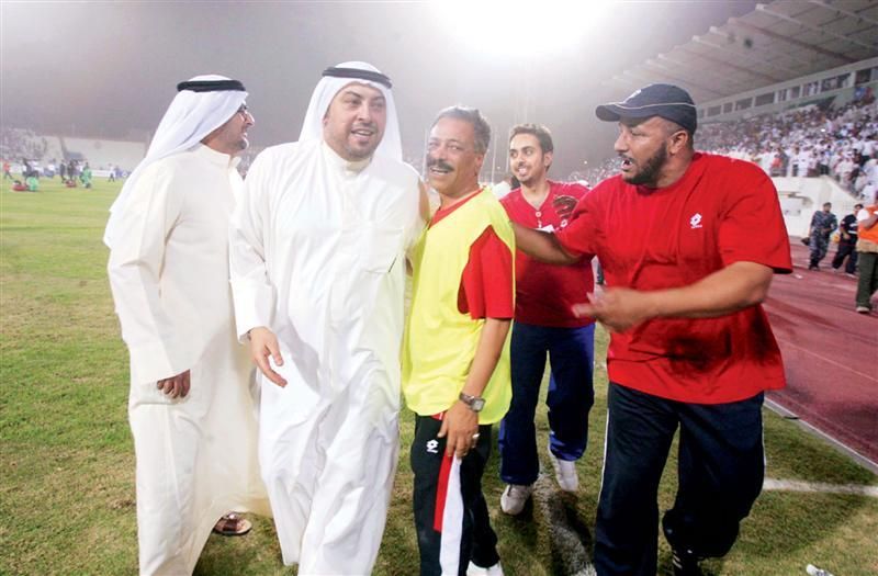 الشيخ طلال الفهد وفرحة الفوز مع الجهاز الفني 