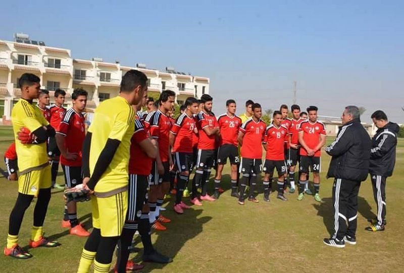 حمادة صدقي مع لاعبي منتخب الشباب