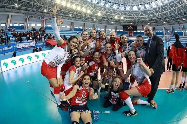 لاعبات فريق الكرة الطائرة بنادي قرطاج