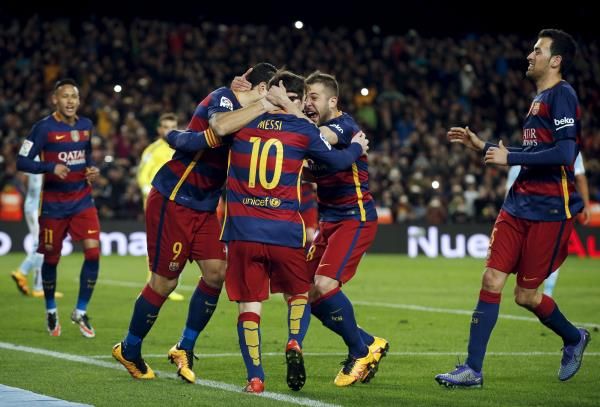 جوردي ألبا وسيرجيو بوسكيتس مع لاعبي برشلونة