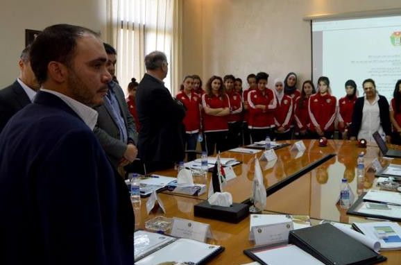 الأمير علي خلال لقائه منتخب السيدات