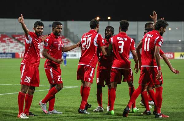 فرحة لاعبي المحرق بهدف الفوز