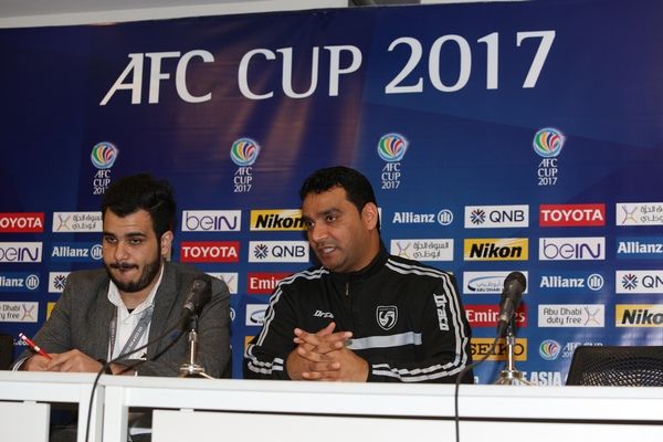 مدرب صحم خلال المؤتمر الصحفي