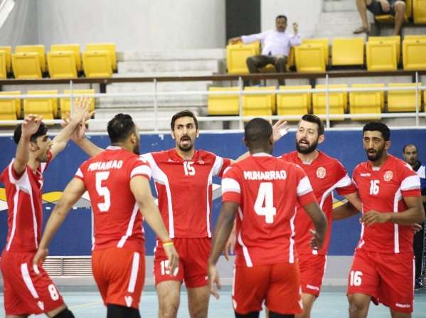 فرحة لاعبي المحرق في مباراتهم ضد النبيه صالح