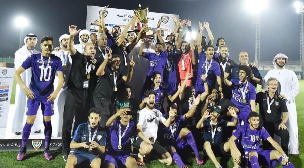 فرحة لاعبي العين بالتتويج