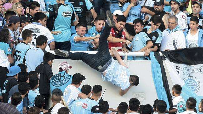 لحظة قتل المشجع الأرجنتيني