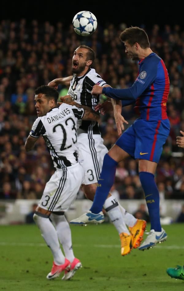داني ألفيس خلال مباراة برشلونة