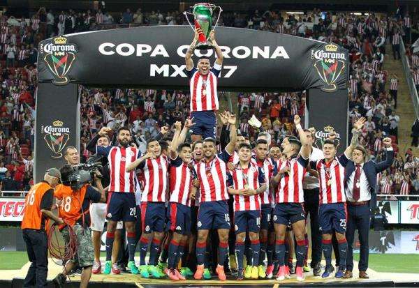 فرحة التتويج لفريق تشيفاس دي جوادالاخارا 