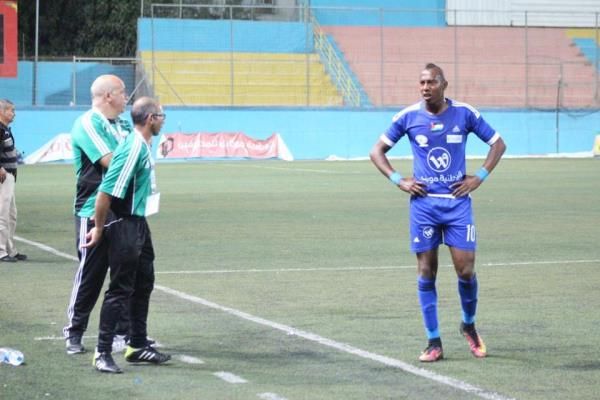 خالد سالم يستمع لنصائح مديره الفني خضر عبيد