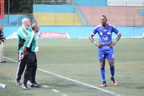 خالد سالم يستمع لنصائح مديره الفني خضر عبيد