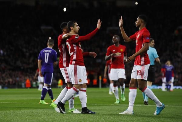 ماركوس راشفورد مع لاعبي مانشستر يونايتد