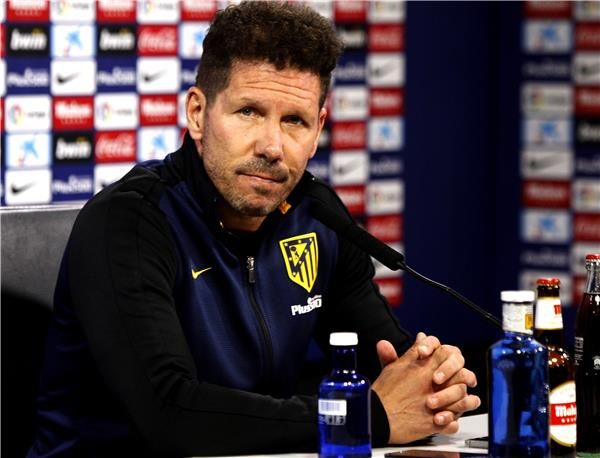  دييجو سيميوني فى المؤتمر الصحفى