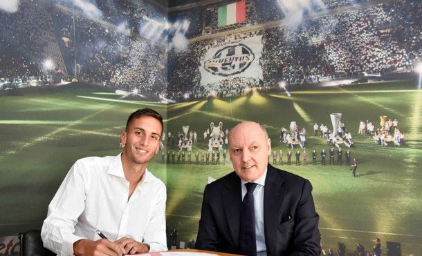 جانب من توقيع العقد