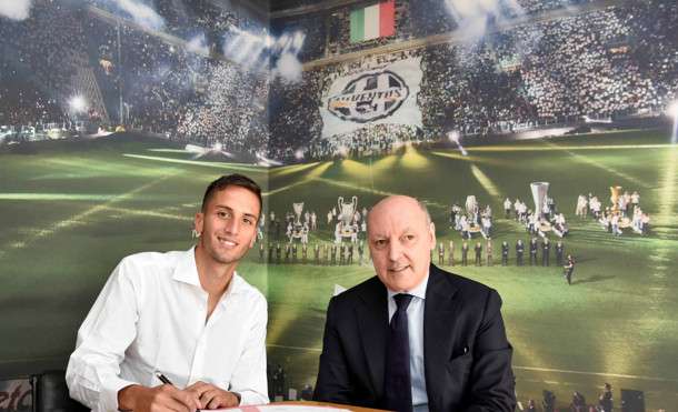 جانب من توقيع العقد