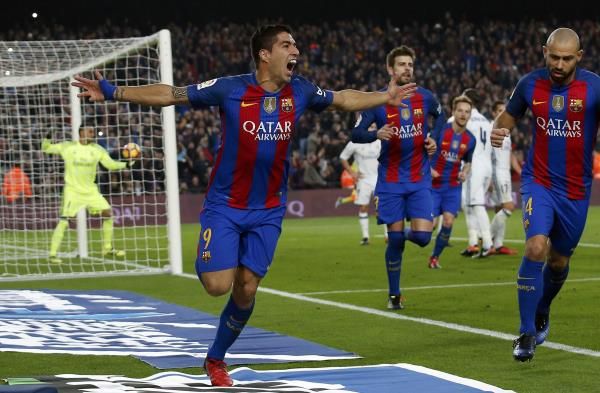 فرحة لاعبي برشلونة بهدف سواريز في كلاسيكو الذهاب
