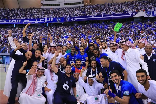 لاعبو الهلال السعودي يحتفلون باللقب