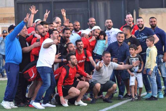 جانب من احتفالات الإخاء بالبقاء في دوري الأضواء