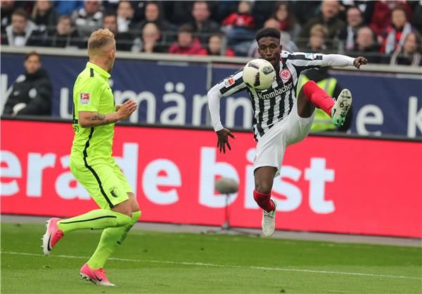 جانب من لقاء آينتراخت فرانكفورت و اوجسبورج