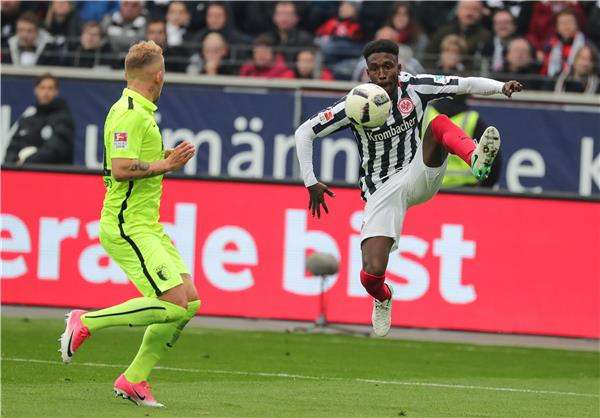 جانب من لقاء آينتراخت فرانكفورت و اوجسبورج