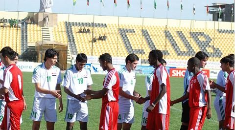 لاعبو العراق وعمان يتصافحون قبل انطلاق اللقاء