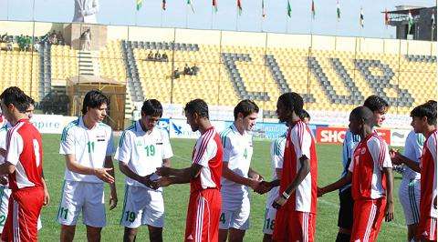 لاعبو العراق وعمان يتصافحون قبل انطلاق اللقاء