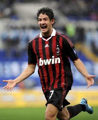 باتو ينطلق فرحاً بالهدف الثاني