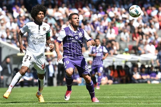 7788251700_andy-delort-et-dante-lors-de-toulouse-nice-le-23-avril-2017 (copy)