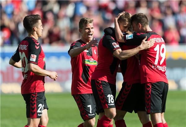 فرحة لاعبي فرايبورج