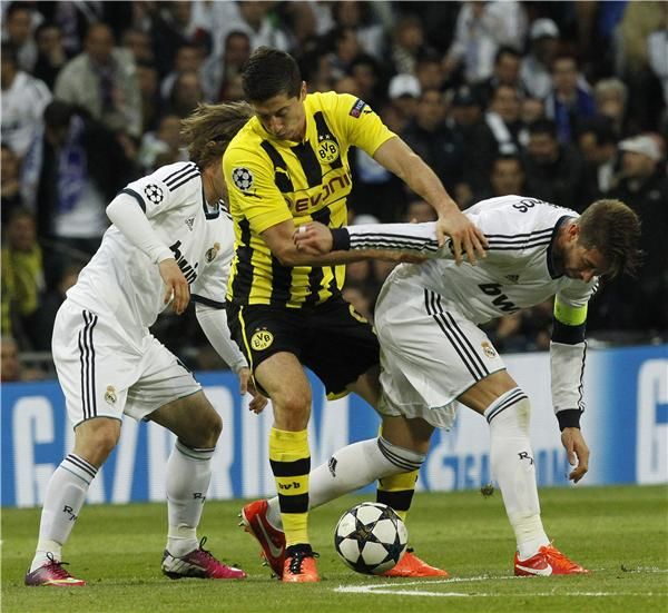 ليفاندوفسكي خلال تواجده مع دورتموند