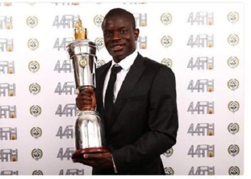 كانتي يحمل الجائزة 