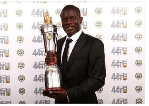 كانتي يحمل الجائزة