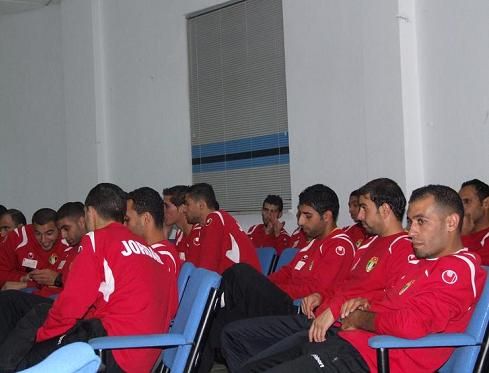 نجوم المنتخب في قاعة الاجتماعات بمقر الاتحاد الاردني لكرة القدم