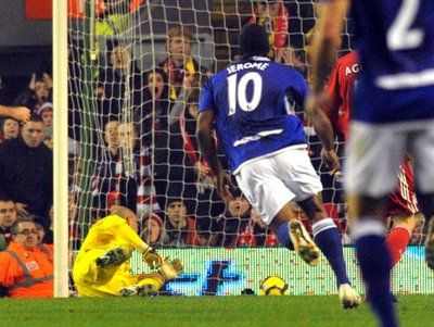 جيروم لاعب برمنجهام يحرز الهدف الثاني ورينا ينظر للكرة داخل المرمى