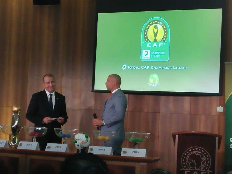 وائل جمعة اثناء إجراء القرعة