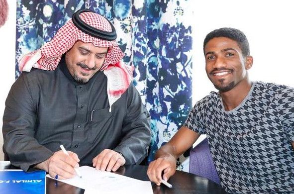 جانب من توقيع خميس للهلال