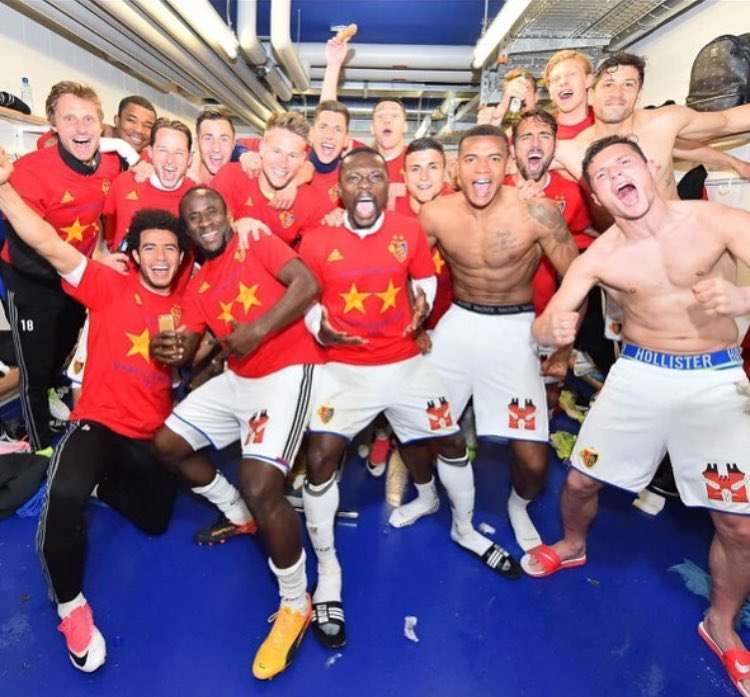 فرحة لاعبي بازل بعد اللقاء 