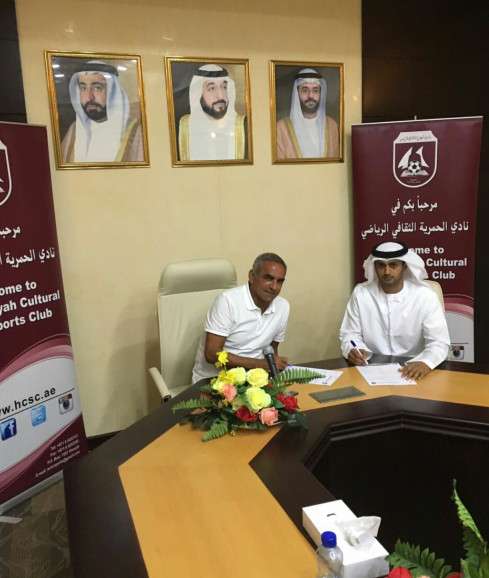 جمال علي أثناء توقيعه للعقد