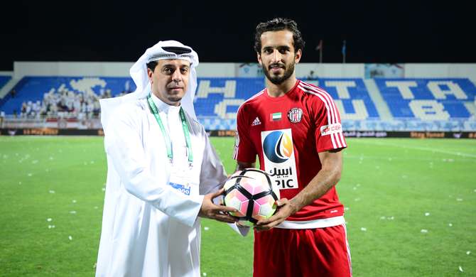 علي مبخوت أثناء تسلمه الجائزة