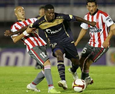 ريفر بليت أوروجواي يهزم ليجا دي كيتو ويقترب من نهائي سودأميريكانا