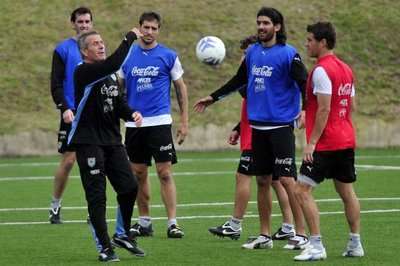 صورة من تدريبات الأورجواي في معسكره بجواتيمالا