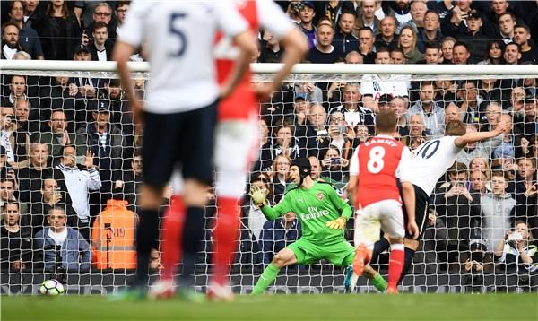  بيتر تشيك استقبل هدفين من توتنهام