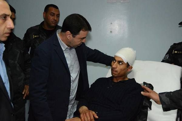 وزير الداخلية التونسي خلال زيارته للمصابين