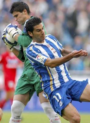 كيولار يحصل على الكرة من المهاجم ريكي