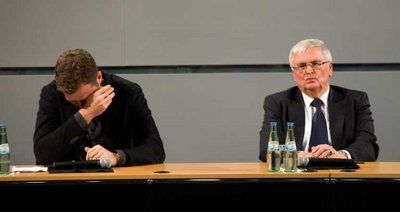 رئيس الاتحاد الالماني والنجم السابق بيرهوف خلال المؤتمر الصحفي